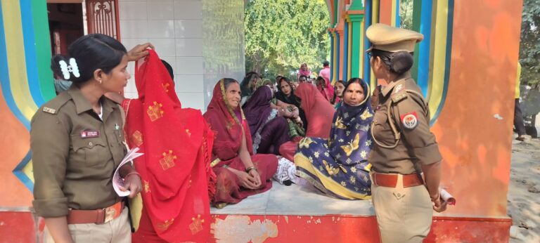 मिशन शक्ति टीम ने महिलाओं व अभिभावकों को दी यातायात नियमों की जानकारी