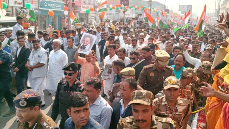 मुख्यमंत्री योगी आदित्यनाथ ने किया पदयात्रा का नेतृत्व
