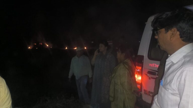 पराली जलाते पकड़े गए किसान पर उपजिलाधिकारी का एक्शन, पर्यावरण संरक्षण अधिनियम के तहत होगी सख्त कार्यवाही