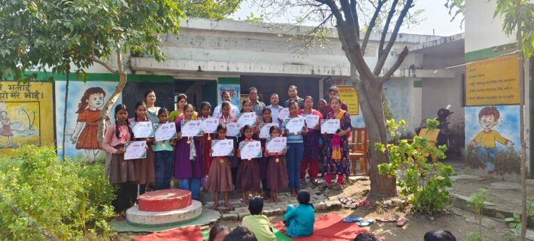महराजगंज महोत्सव में उत्कृष्ट प्रदर्शन करने वाले बच्चों का सम्मान, प्रधानाध्यापक ने मेडल पहनाकर बढ़ाया उत्साह