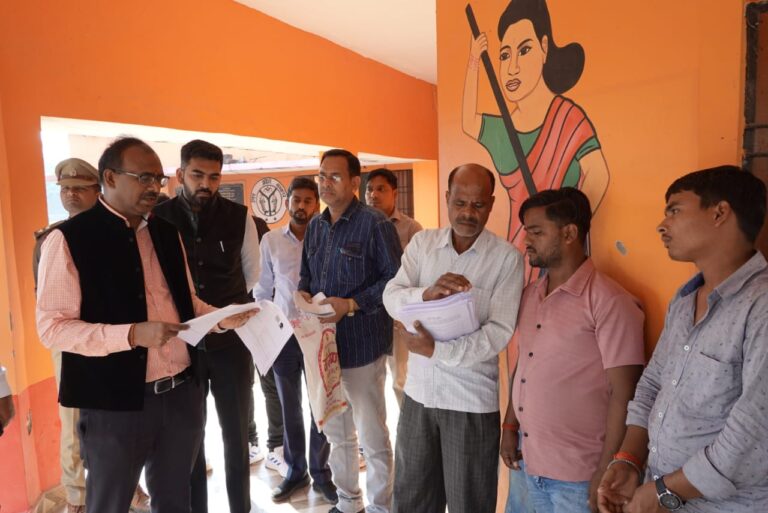 एसआईआर के तहत डीएम ने परागपुर में किया फॉर्म वितरण, त्रुटिरहित मतदाता सूची निर्माण पर जोर