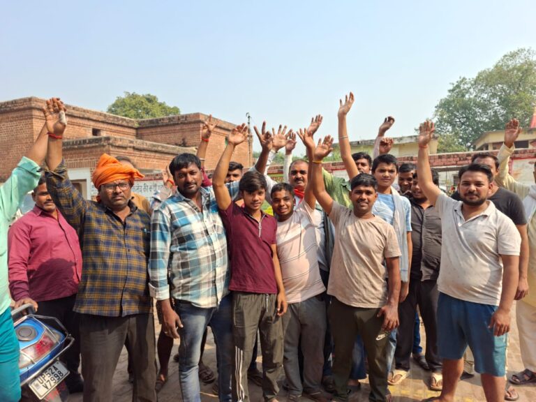 सब्जी मंडी व्यापारियों ने रोड पर दुकान लगाने वालों का किया विरोध, उपजिलाधिकारी के आदेश की अवहेलना पर जताई नाराजगी,