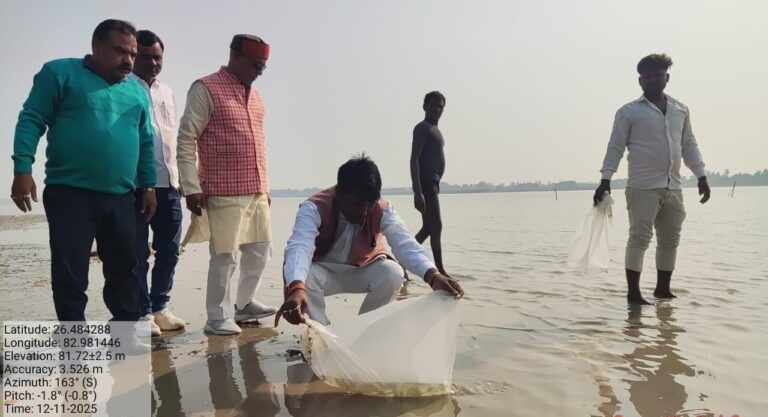 सरयू नदी में छोड़ी गईं दो लाख मछलियां, मत्स्य संपदा के संरक्षण की दिशा में पहल
