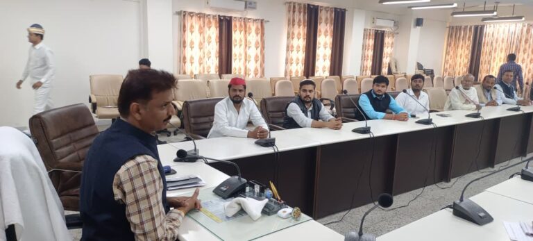 डीएम की अध्यक्षता में समस्त राजनीतिक दलों के प्रतिनिधियों के साथ बैठक संपन्न