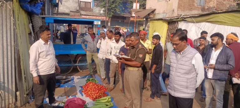 सड़क पर सब्जी बेचने वालों पर प्रशासन की सख्ती, दो का हुआ चालान — नायब तहसीलदार गोपाल जी के नेतृत्व में कार्रवाई