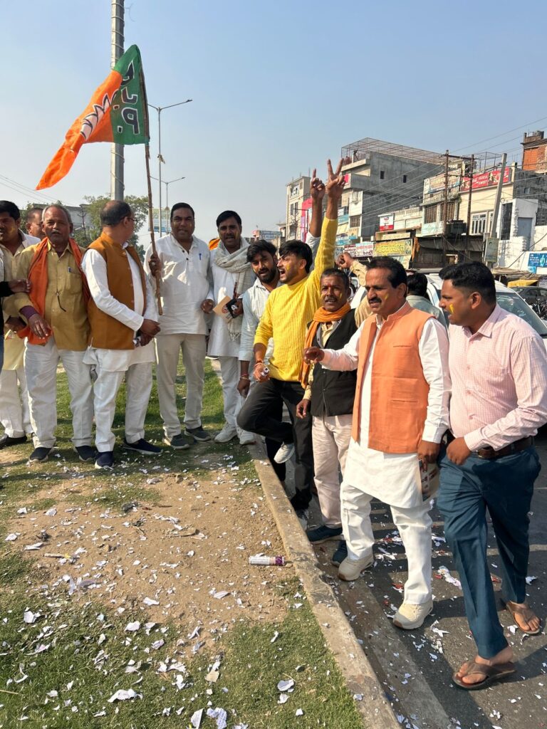 बिहार चुनाव में एनडीए की प्रचंड जीत पर सलेमपुर में भाजपा कार्यकर्ताओं ने आतिशबाजी कर मनाया जश्न