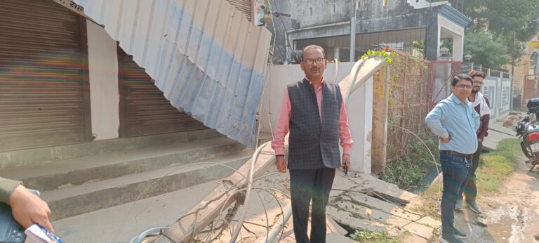 बिजली विभाग की लापरवाही से दुकान क्षतिग्रस्त