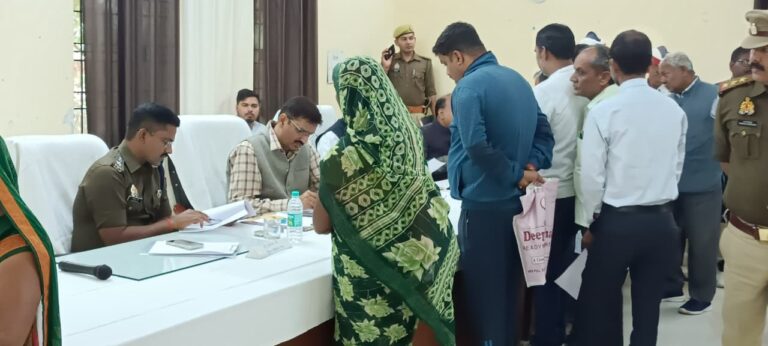 तहसील घोसी में संपूर्ण समाधान दिवस में जिलाधिकारी ने की जनसुनवाई