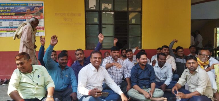 लेखपालों का एकदिवसीय धरना प्रदर्शन, आठ सूत्रीय मांगों को लेकर सरकार पर बढ़ा दबाव