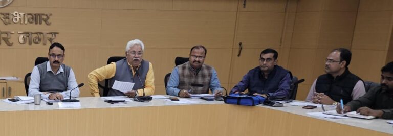 सीएम डैशबोर्ड पर प्रगति की समीक्षा: जिलाधिकारी ने विभागों को दी कार्यों में तेजी लाने की चेतावनी