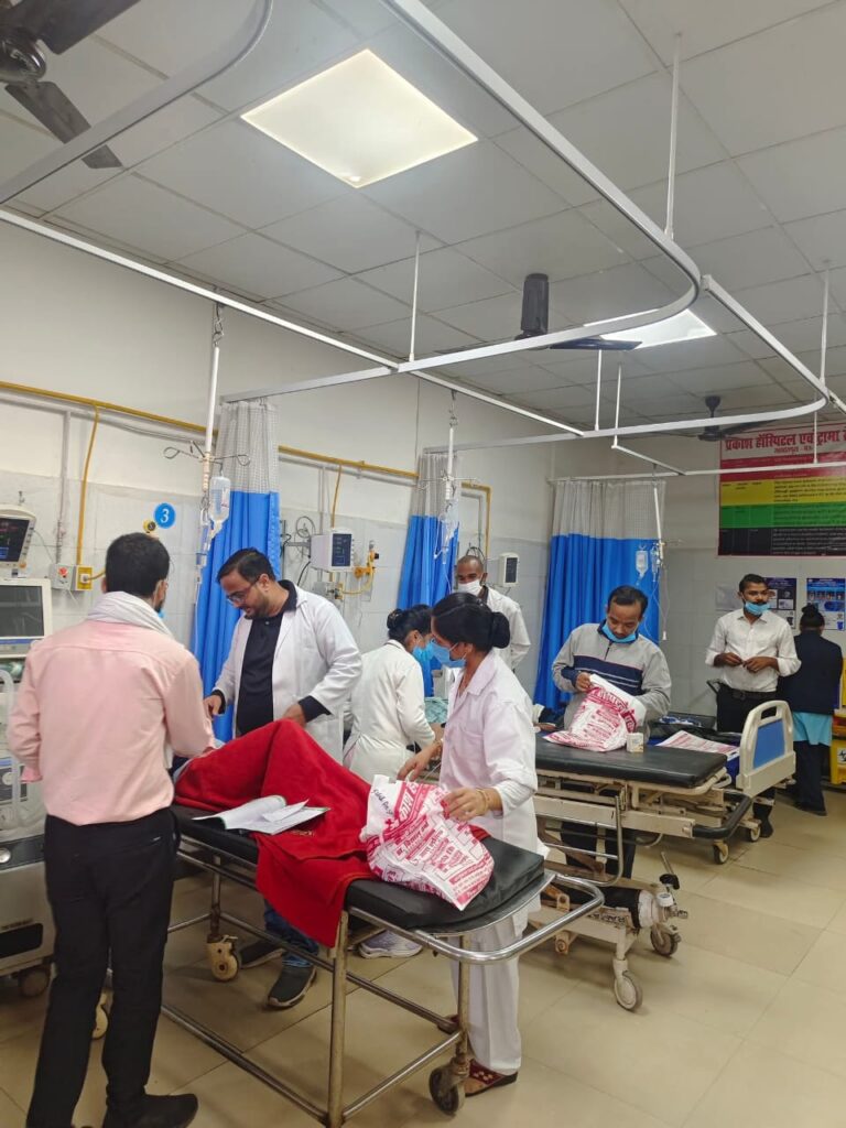 सड़क हादसे मे ई-रिक्शा में सवार तीन महिलाओं की मौत सात लोग गंभीर रूप से घायल