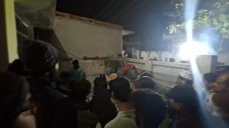 शव पहुंचते ही नवलपुर में मचा कोहराम: मऊ में सड़क हादसे में तीन महिलाओं की दर्दनाक मौत, सात लोग घायल