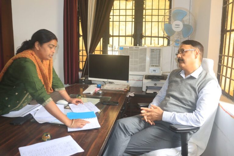 डीएम ने मतदाता सूची पुनरीक्षण कार्य का किया सघन निरीक्षण