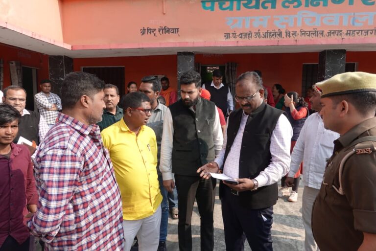 गांव की चौपाल में पहुंचे डीएम, ग्रामीणों की सुनीं समस्याएं