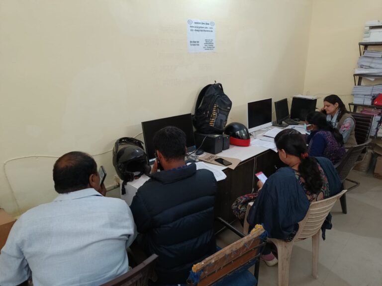 जिला निर्वाचन अधिकारी/डीएम दीपक मीणा ने बूथों का किया निरीक्षण