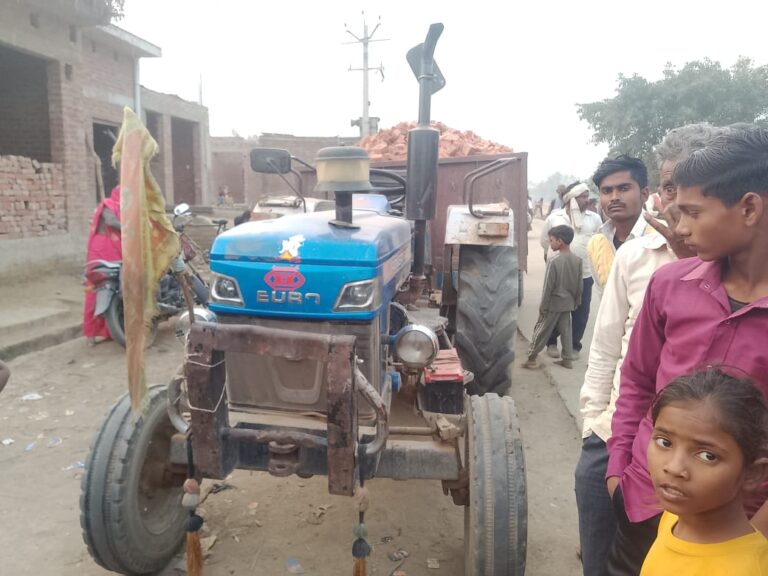 ट्रैक्टर व बाइक मे जोरदार टक्कर से मासूम का पैर कटा मां गंभीर