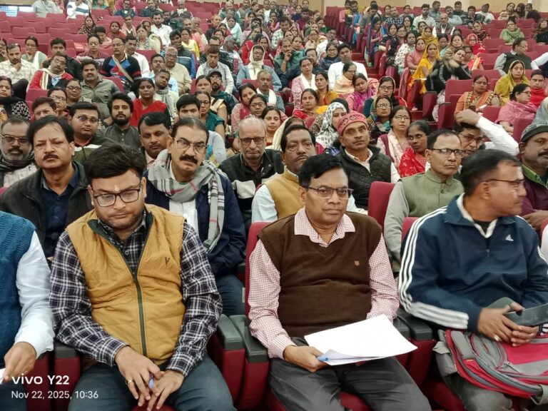 डीएम की सख्ती से हड़कंप, धीमी प्रगति पर बीएलओ व अधिकारियों को दी कड़ी चेतावनी