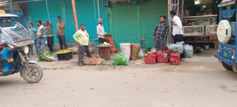 फुटपाथों पर फिर शुरू हुई सब्जी बिक्री, जाम का खतरा बढ़ा