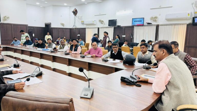 मतदाता सूची विशेष पुनरीक्षण , जिलाधिकारी ने जनपद स्तरीय नोडल अधिकारियों के साथ की बैठक