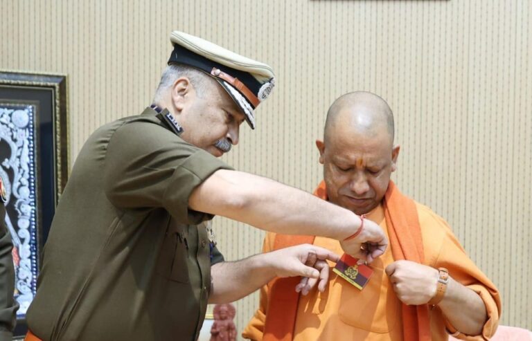 मुख्यमंत्री को पुलिस झंडा दिवस पर डीजीपी ने लगाया पुलिस कलर