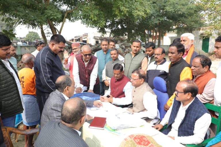 केंद्रीय वित्त राज्य मंत्री पंकज चौधरी पहुंचे वार्ड 15 चिउरहाँ के बूथ संख्या 179