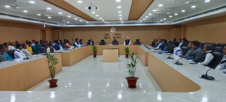 छात्रवृत्ति डाटा अग्रसारण में लापरवाही पर जिलाधिकारी की कड़ी चेतावनी