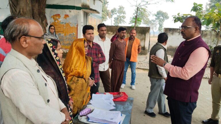 डीएम का औचक निरीक्षण: मतदाता पुनरीक्षण और फार्मर रजिस्ट्री में तेजी लाने के कड़े निर्देश