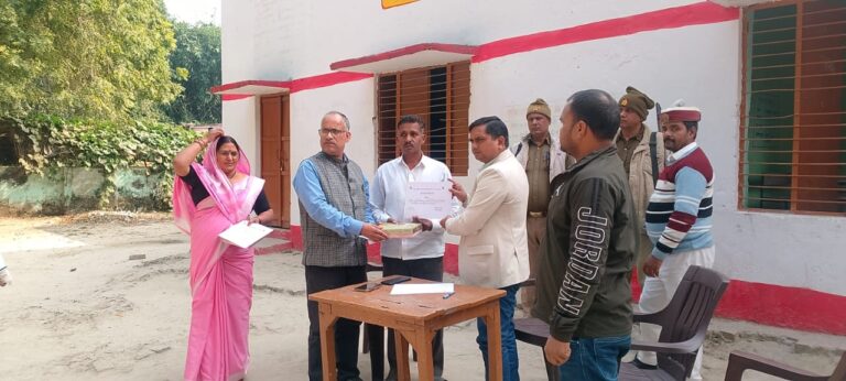 100% कार्य पूर्ण करने वाले बीएलओ दंपत्ति को उपजिलाधिकारी ने किया सम्मानित