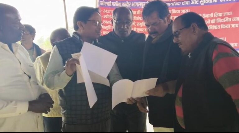 सीएचसी परसिया चंदौर व सोनाड़ी में स्वास्थ्य सुविधाओं के सुधार की मांग, उपमुख्यमंत्री को सौंपा गया ज्ञापन