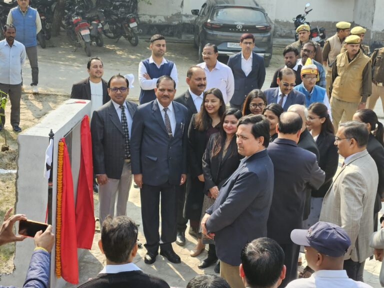 संविधान दिवस पर शिलापट्ट का उदघाटन जिला जज द्वारा किया गया