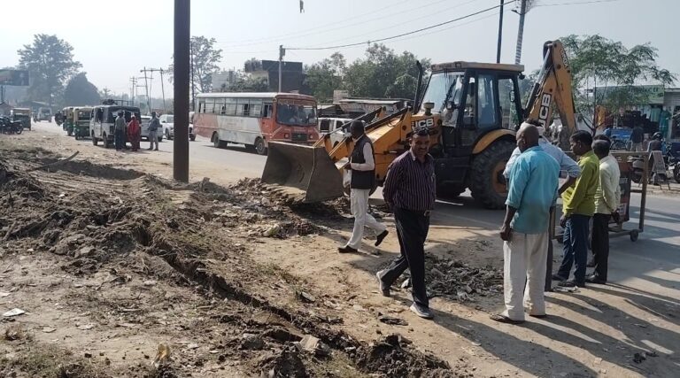 सीएम के आगमन से जागा प्रशासन: शिकारपुर चौराहा चमका, लेकिन सवाल—अब तक सो क्यों रहा था अमला