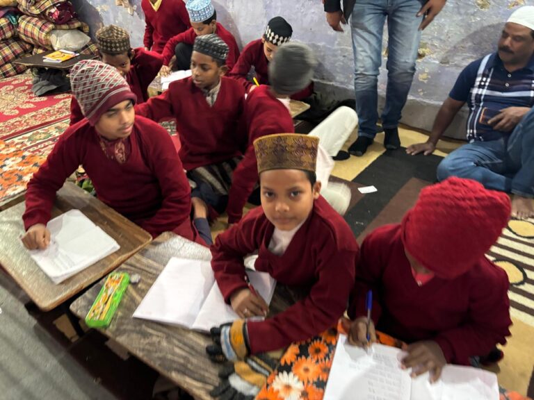ठंड से ठिठुरते बच्चों के चेहरे पर लौटी मुस्कान माही ने भेंट किये गर्म स्वेटर