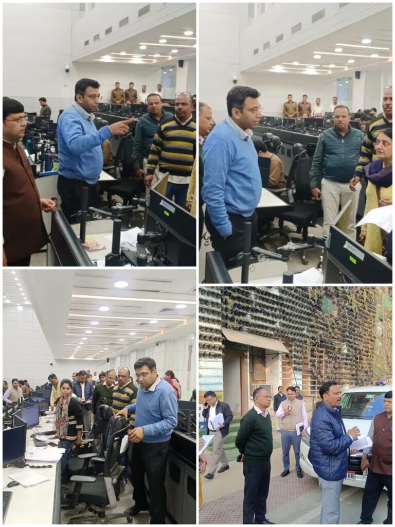 जिलाधिकारी ने स्मार्ट सिटी ऑफिस स्थित गणना पत्र डिजिटाइजेशन सेंटर का किया निरीक्षण