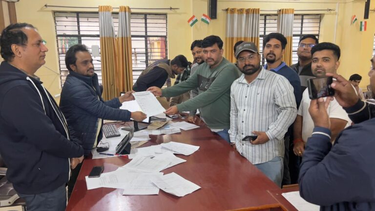 लेखपाल सुधीर कुमार की मौत पर लेखपालों का धरना प्रदर्शन