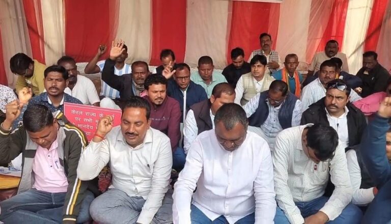 धरना पर बैठे पंचायत प्रतिनिधियों से मिले पूर्व नेता प्रतिपक्ष अमर कुमार बाउरी, आश्वासन के बाद समाप्त हुआ अनिश्चितकालीन आंदोलन