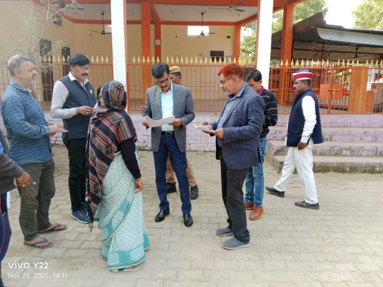 डीएम का सख्त निरीक्षण: बीएलओ को फटकार, आईडी न पहनने पर कार्रवाई के आदेश