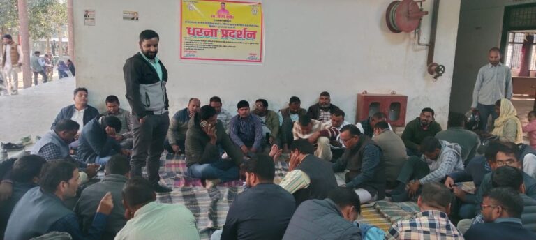 लेखपाल सुधीर की मौत पर भड़का गुस्सा, मुहम्मदाबाद गोहना तहसील में लेखपालों का धरना
