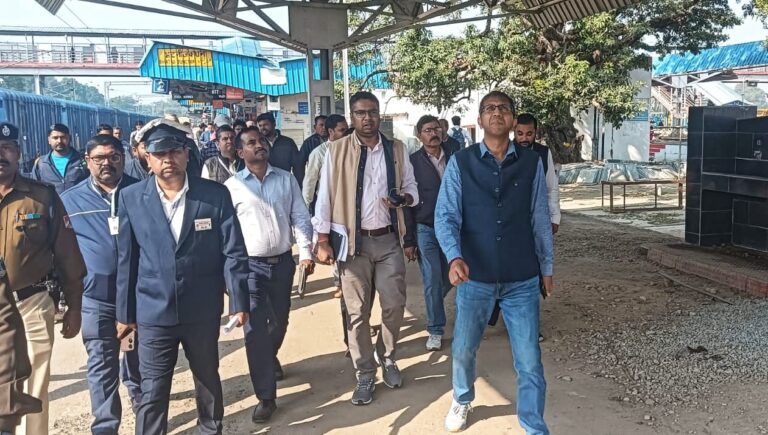 मंडल रेल प्रबंधक द्वारा विकास कार्यों की समीक्षा हेतु विंडो ट्रेलिंग संरक्षा निरिक्षण