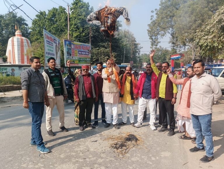 जातीय अभद्र टिप्पणी के विरोध में परशुराम सेना ने किया पुतला दहन, कार्रवाई की उठी मांग