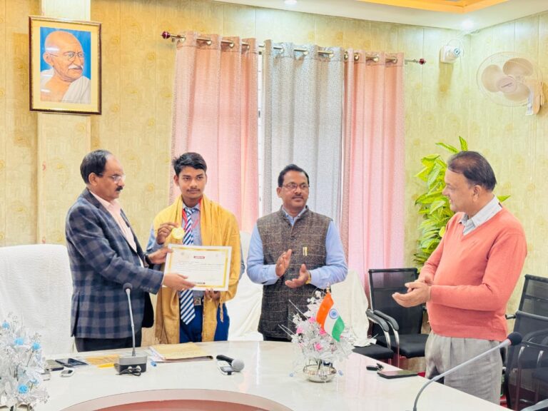 महराजगंज का गौरव: इंस्पायर अवार्ड जीतकर चमके अमन अहमद, जिला विद्यालय निरीक्षक ने किया सम्मानित