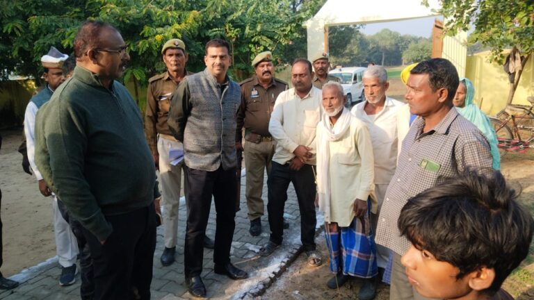 फरेंदा ब्लॉक में एसआईआर एवं फार्मर रजिस्ट्री कार्य का डीएम ने किया निरीक्षण