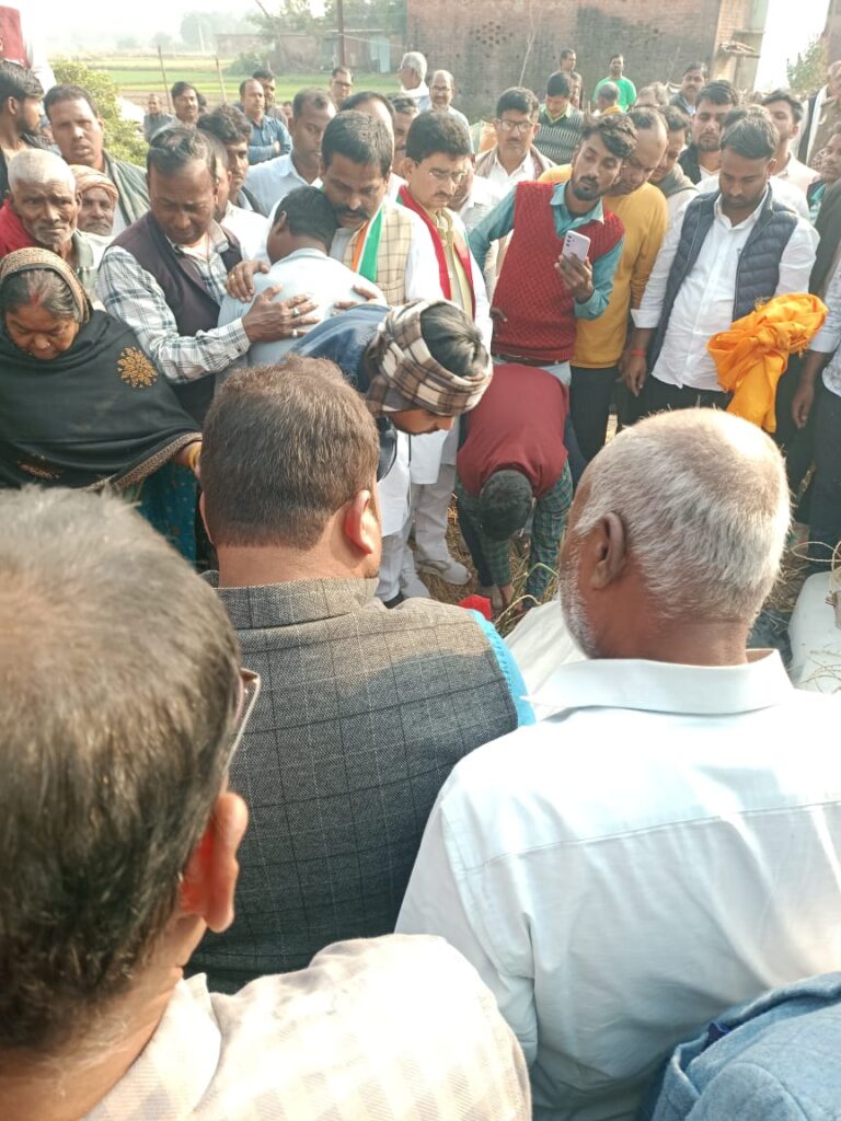 लेखपाल आशीष कुमार की मौत पर कांग्रेस जिलाध्यक्ष पहुंचे पैतृक गांव, परिजनों को दिया न्याय दिलाने का आश्वासन