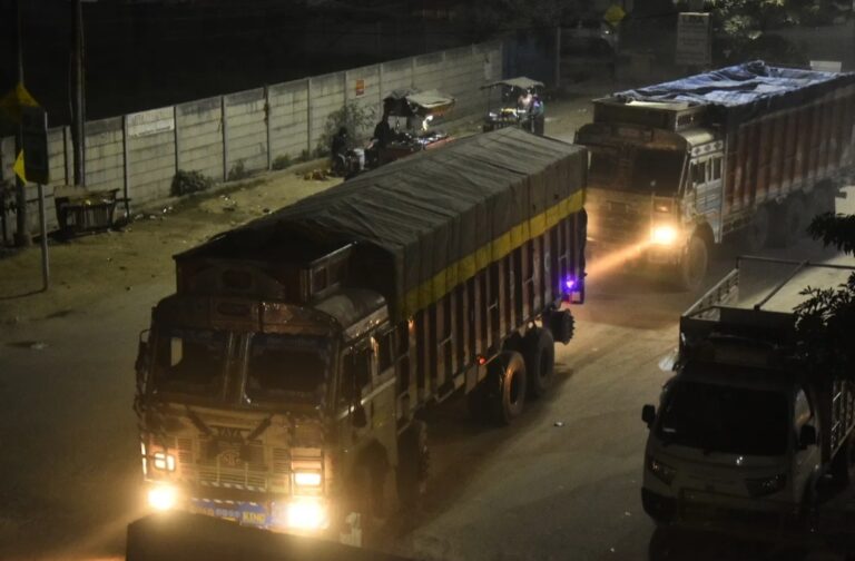 व्हॉट्सएप ग्रुप से चल रहा था रिश्वतखोरी का नेटवर्क, ओवरलोड ट्रक पास कराने में दलालों और अफसरों की मिलीभगत का खुलासा