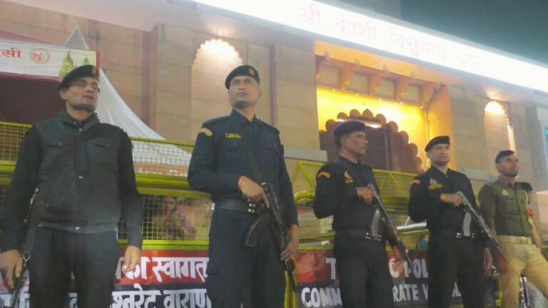 काशी विश्वनाथ मंदिर में सुरक्षा कड़ी, वाराणसी एयरपोर्ट पर हाई अलर्ट; संदिग्ध यात्रियों से पूछताछ जारी