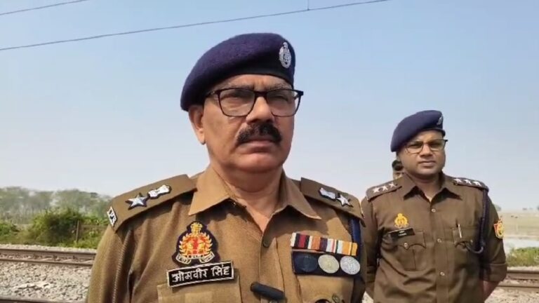 बलिया में रेलवे ट्रैक के किनारे मिली सिर कटी महिला की लाश, शरीर पर था सिर्फ एक कपड़ा—क्षेत्र में दहशत, पुलिस कर रही हर एंगल से जांच
