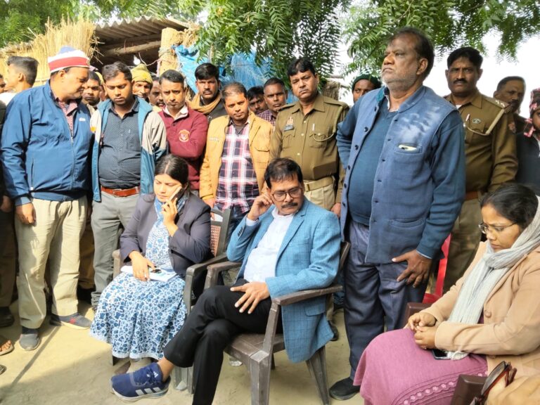 सलेमपुर में लेखपाल आशीष का पार्थिव शरीर पहुंचते ही मचा कोहराम परिजनों का रो-रोकर बुरा हाल, समर्थन में उतरे सैकड़ों लेखपाल—जिलाधिकारी को बुलाने पर अड़े