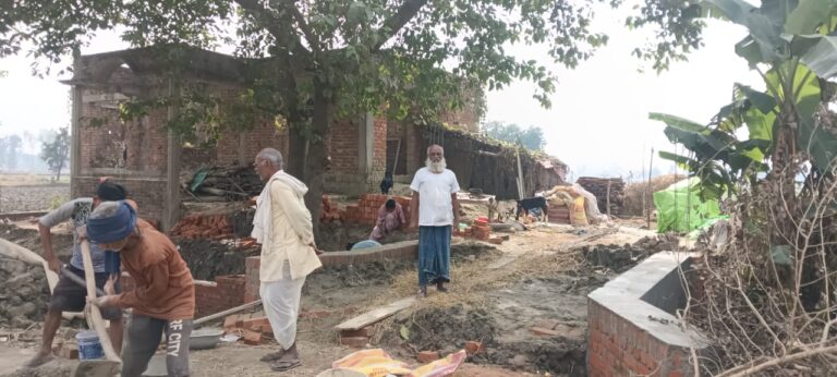 सिस्टम की बेरुखी के बीच किसान ने बनाई मिसाल: सरकारी उदासीनता से परेशान होकर अपने खर्च पर बनवा रहे पुलिया