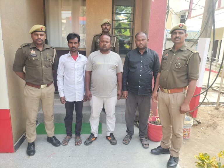 नीलगाय तस्करी का भंडाफोड़: घुघली पुलिस ने आधी रात छापा मारकर तीन शिकारी गिरफ्तार, मांस, चाकू और बाइक बरामद