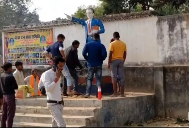 अंबेडकर प्रतिमा खंडित, पुरैना खंडी चौरा थाना घुघली जिला महराजगंज में तनाव, पुलिस ने नई मूर्ति स्थापित कर कराया माहौल शांत