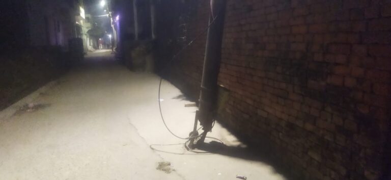 जड़ से खोखले बिजली के खम्बो को सूचना देने के बाद भी ठीक नहीं किया गया
